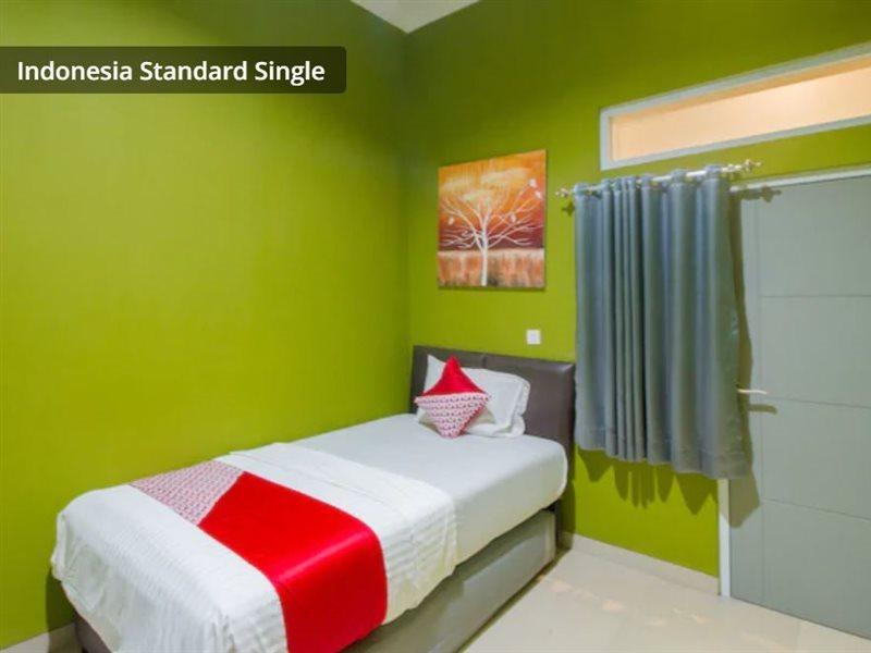 Oyo 871 Aira Costel Hotel Чианджур Екстериор снимка