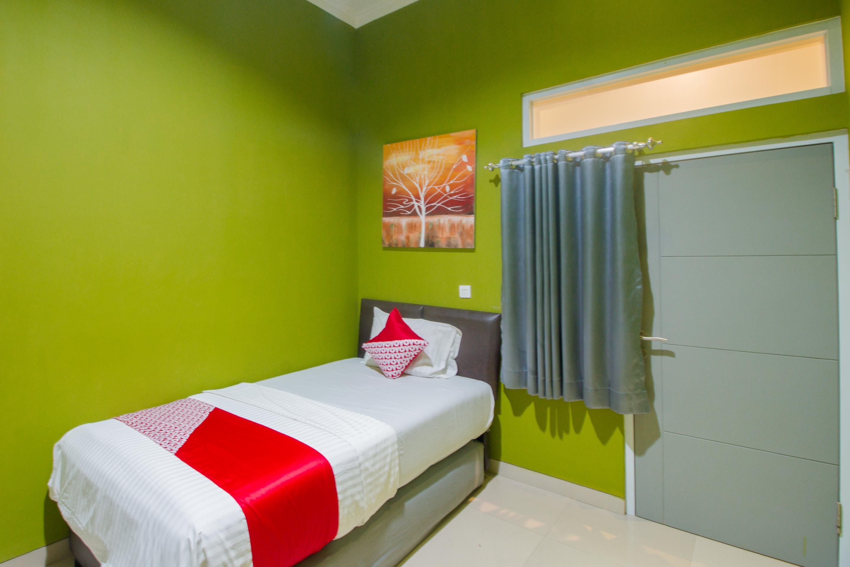 Oyo 871 Aira Costel Hotel Чианджур Екстериор снимка